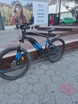 Bicicleta Eléctrica Negra y Azul BT 500