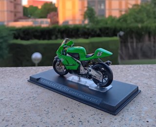 Maqueta Moto Kawasaki ZX-RR MotoGP 2003