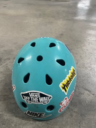 Casco de skate azul con pegatinas