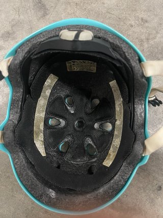 Casco de skate azul con pegatinas