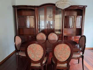 Mesa de comedor y 6 sillas de madera