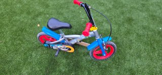 Bicicleta infantil 12". 3-5 años con ruedines.