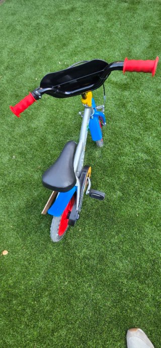 Bicicleta infantil 12". 3-5 años con ruedines.