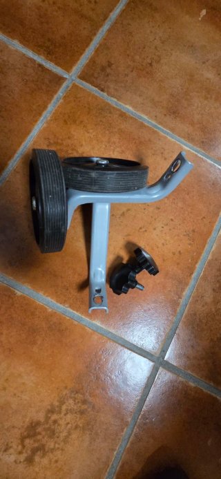 Bicicleta infantil 12". 3-5 años con ruedines.