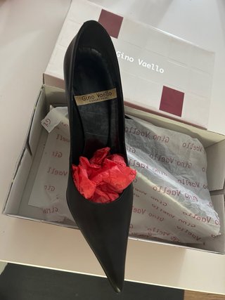 Zapato de salón negro de punta fina y tacón de agu
