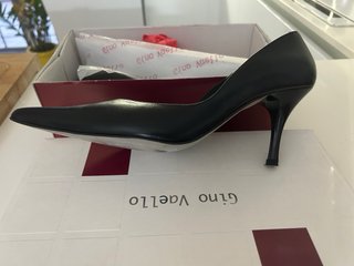 Zapato de salón negro de punta fina y tacón de agu