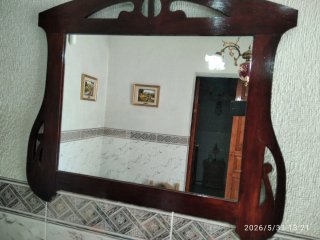 Espejo antiguo de madera con marco decorativo