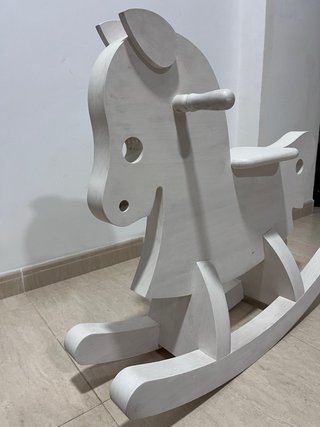 Caballito balancín de madera blanco