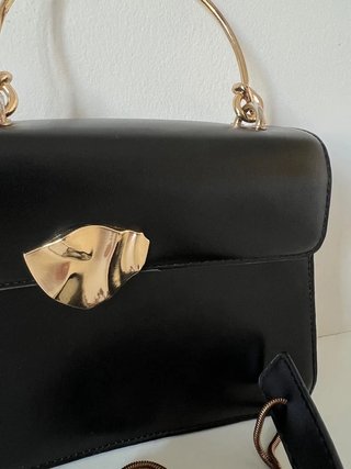 Bolso negro con asa y cadena dorada