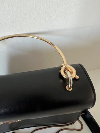Bolso negro con asa y cadena dorada