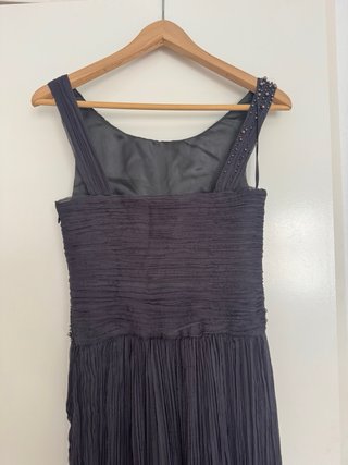 Vestido Adolfo Dominguez Gris con perlas.