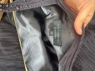 Vestido Adolfo Dominguez Gris con perlas.