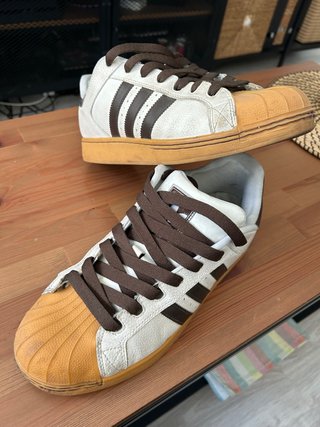Zapatillas Adidas Talla 43 Marrones y Blancas