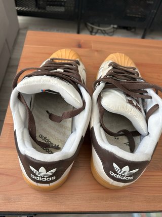Zapatillas Adidas Talla 43 Marrones y Blancas