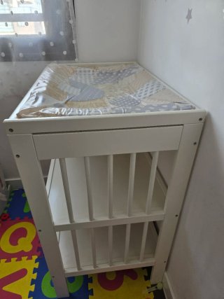 Cambiador bebé con estantes y colchón incluido