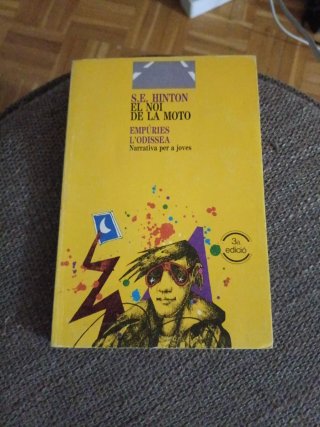 Libro. El noi de la moto.