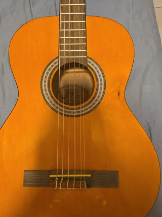 Chitarra acustica arancione