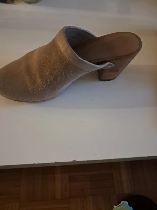 Zuecos beige/marrón ante