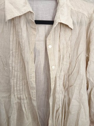 Blusa branca com riscas finas beges