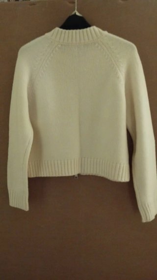 Chaqueta blanca con cremallera y adornos