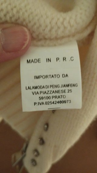 Chaqueta blanca con cremallera y adornos