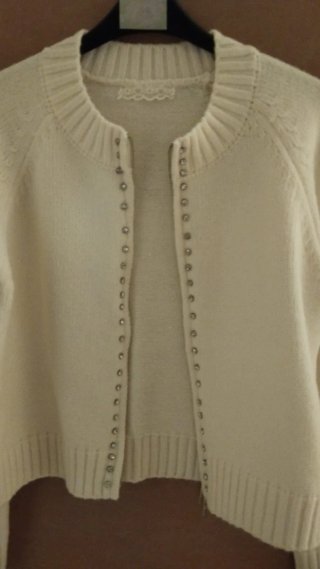 Chaqueta blanca con cremallera y adornos