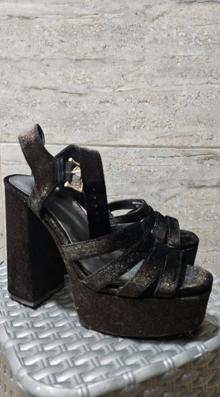 Tacones negros de plataforma