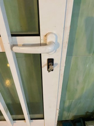 Puerta de aluminio blanca con rejas