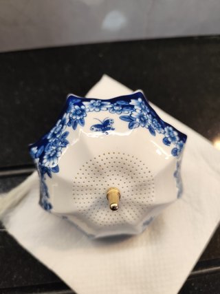 Coador de chá em porcelana azul e branca.
