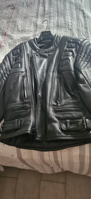 Chaqueta de cuero negra