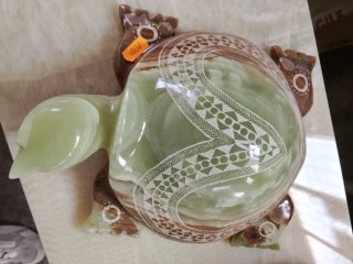 Figura di tartaruga in pietra intagliata