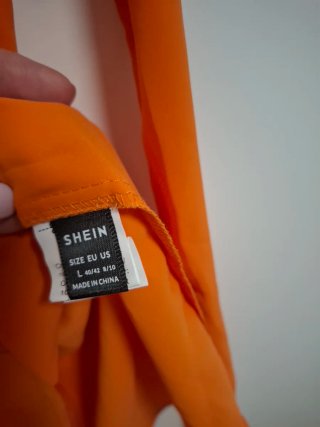 Vestido naranja con cinturón
