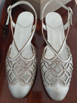 Zapatos de tacón plateados y blancos