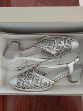 Zapatos de tacón plateados y blancos