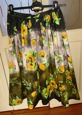 Conjunto Camisa y Falda Zara floral verde y negra