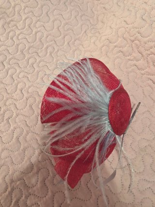 Tocado rojo y gris tipo gorrito