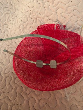 Tocado rojo y gris tipo gorrito