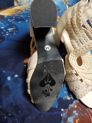 Sandalias de mujer beige y dorado