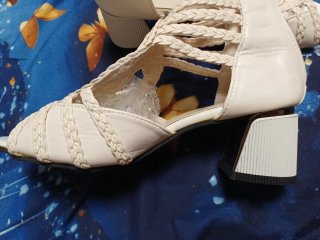 Sandalias de mujer beige y dorado