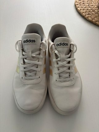 Zapatillas Adidas Blancas y Doradas