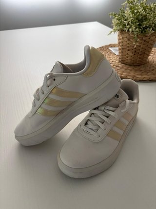 Zapatillas Adidas Blancas y Doradas