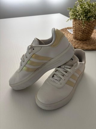 Zapatillas Adidas Blancas y Doradas