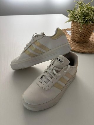 Zapatillas Adidas Blancas y Doradas