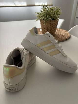 Zapatillas Adidas Blancas y Doradas