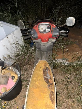 Moto Scooter Roja y Negra