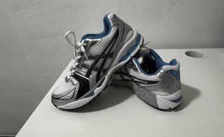 Zapatillas ASICS plateadas y azules