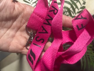 Merchandising Farmasi: Pulseras, Lanyard y un boli