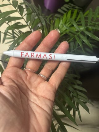 Merchandising Farmasi: Pulseras, Lanyard y un boli