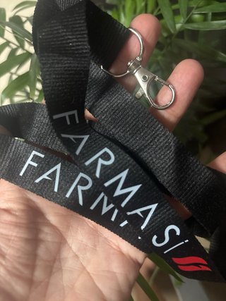 Merchandising Farmasi: Pulseras, Lanyard y un boli