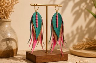 Pendientes piel plumas rosa verde y bronce